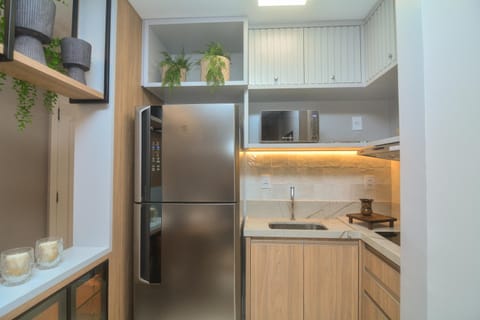 Kitchen or kitchenette, minibar, oven, stove