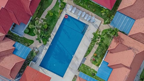 Property building, Bird's eye view, Pool view, Swimming pool, sunbed