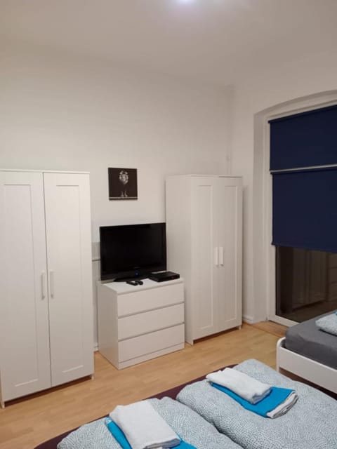 Bed, TV and multimedia, Photo of the whole room, Evening entertainment, Bedroom, storage, towels, wardrobe