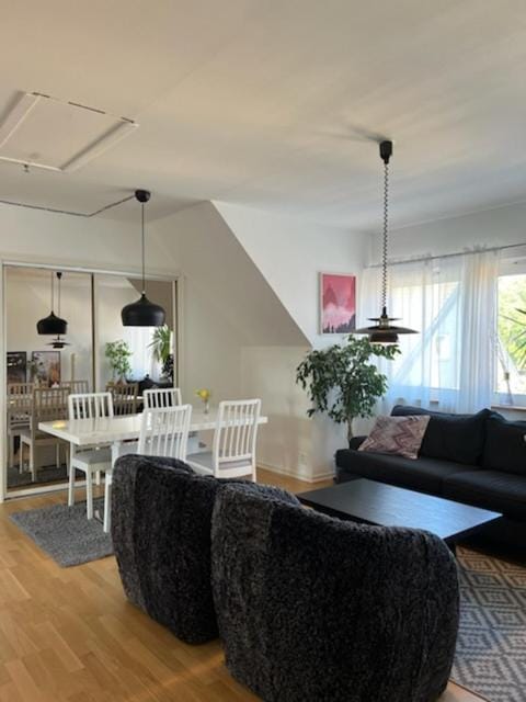 Rymlig och modern lägenhet i villa. Perfekt för familjer. Med parkering. Appartamento in Malmo