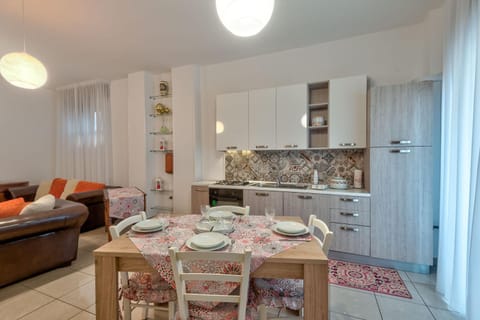 Kitchen or kitchenette, Living room, Seating area, Dining area, pet friendly, stove