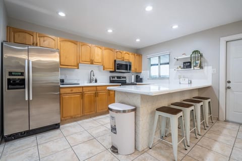 Renovated 2 BD Home w/ Private Parking, Gallery & W/D Apartment in Miami