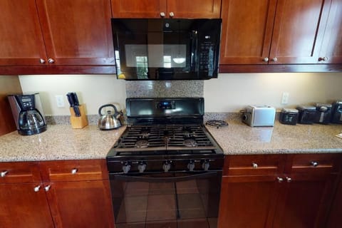 LV214 Convenient Downstairs 2 Bed Legacy Villa Apartment in Indian Wells