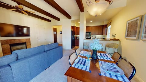 LV217 Superb 2 Bedroom Overlooking the Lap Pool Apartment in Indian Wells