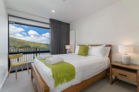 Bed, Bedroom, Lake view, Mountain view