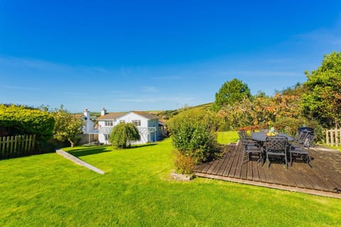 Property building, Garden, Balcony/Terrace