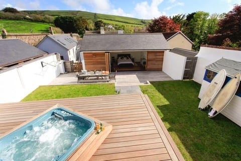Property building, Hot Tub, Balcony/Terrace