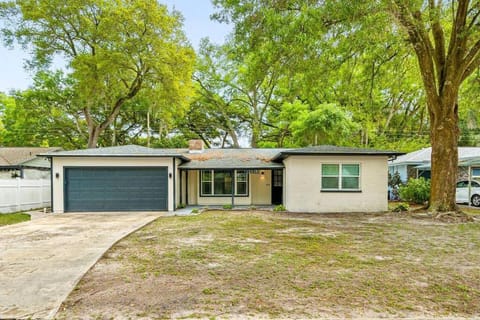 Spacious, Modern and Fully Updated Gorgeous Home Casa in Lake Magdalene