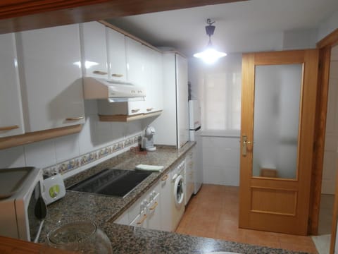 Kitchen or kitchenette, minibar, stove