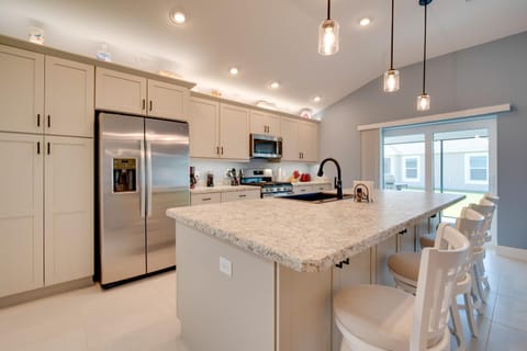 Sunlit Escape in The Villages with Screened Porch! House in Wildwood