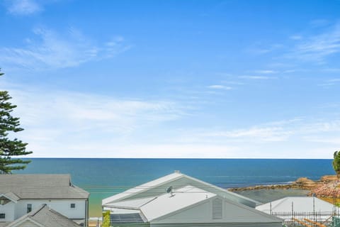 Delightful 3-Bed Home Minutes from Avoca Beach Casa in Cape Three Points Road