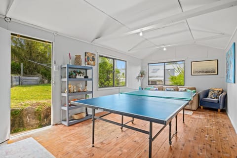 Delightful 3-Bed Home Minutes from Avoca Beach Casa in Cape Three Points Road