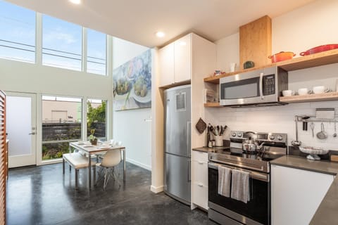 2BR 2BA The Ballard Modish, Seattle Location with rooftop view House in Fremont