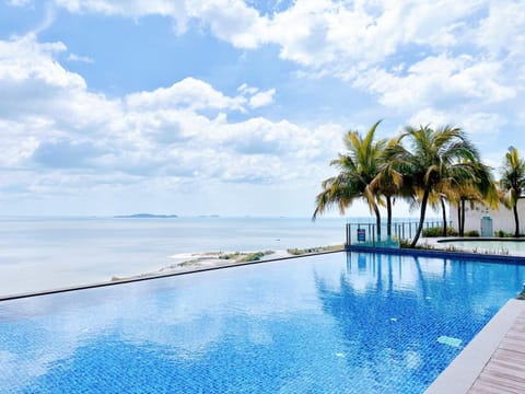 Silverscape - Luxury 3-4BR with Bathtub I 6-11pax I Infinity Pool I JonkerSt - Managed by Alviv Homestay Condo in Malacca