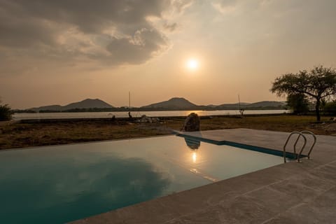 1br Cottage with Pool - Lake Escape by Roamhome Chalet in Udaipur
