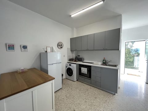 Kitchen or kitchenette, pet friendly, stove, washing machine