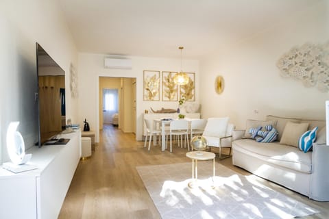 TV and multimedia, Living room, Seating area, Dining area, air conditioner