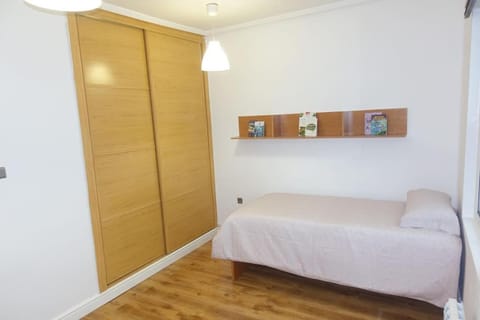 Antolín Yellow Door Apartment in Ponferrada