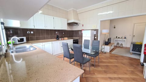 Kitchen or kitchenette, Living room, Dining area, minibar, pet friendly, stove