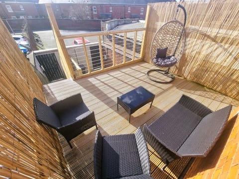 LMK, 2 Bedroom Apartment, with Roof Terrace, Free parking, EV Charger, Great Location. Apartment in Belfast