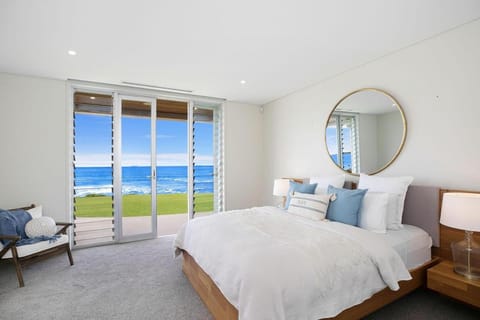 Photo of the whole room, Bedroom, Sea view