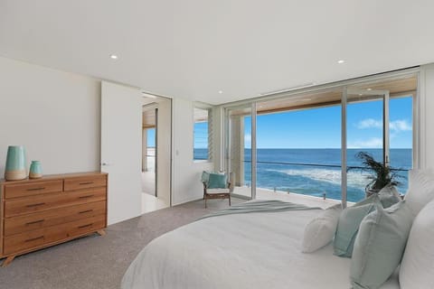 Photo of the whole room, Bedroom, Sea view