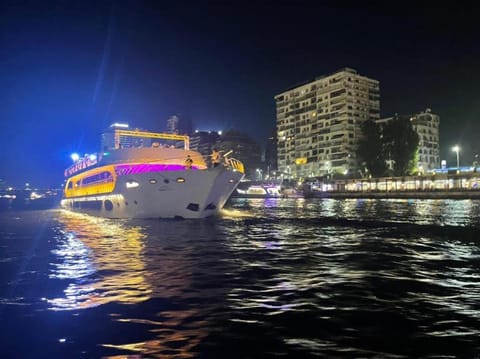 نادى يخت الجيزة Docked boat in Cairo