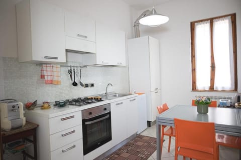 Kitchen or kitchenette, Dining area, pet friendly, stove