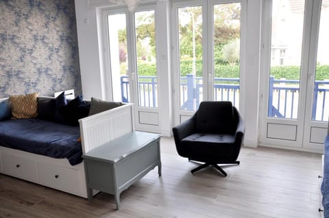 Bed, Living room