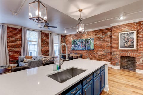 Location! Charming 2br Brick Walls, Walk To Fq House in French Quarter