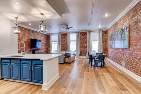 Location! Charming 2br Brick Walls, Walk To Fq House in French Quarter