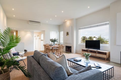 TV and multimedia, Living room, Dining area, flat iron, air conditioner