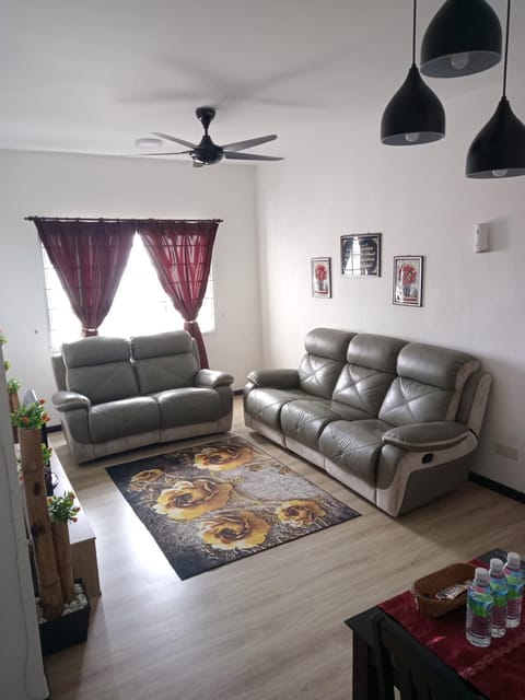 Homestay Camelia Kuala Terengganu Houses 3 Room 2 Bathroom - Near Batu Buruk Beach , Drawbridge, Pasar Payang, KTCC Mall & Hospital HSNZ Apartment in Terengganu, Malaysia