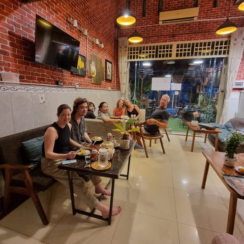 Restaurant/places to eat, People, TV and multimedia, Living room, Food and drinks, Seating area, Food, Drinks, group of guests