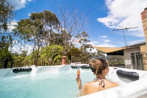 4 Bedroom fun house - spa, sauna, fire pits & more Maison in Healesville