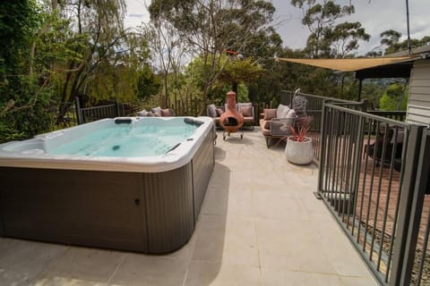 4 Bedroom fun house - spa, sauna, fire pits & more Casa in Healesville