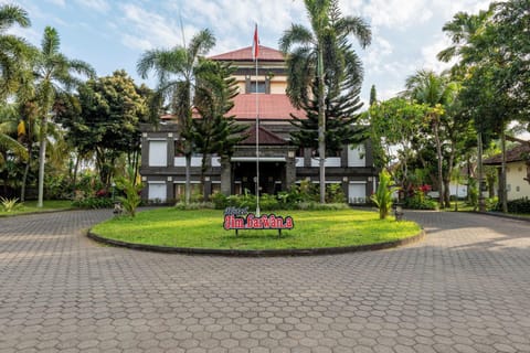 Property building, Day, Garden, Landmark view
