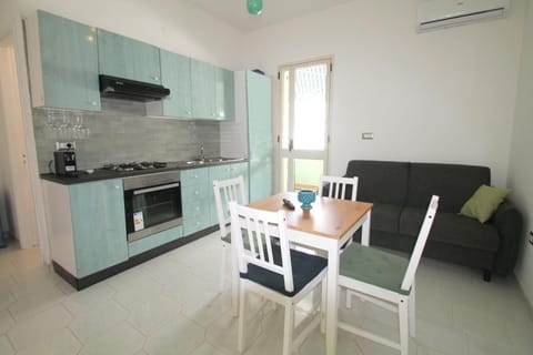 Kitchen or kitchenette, Living room, Seating area, Dining area, pet friendly, stove, air conditioner