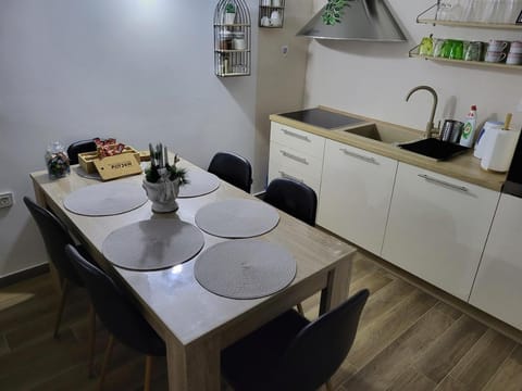 Kitchen or kitchenette, Dining area