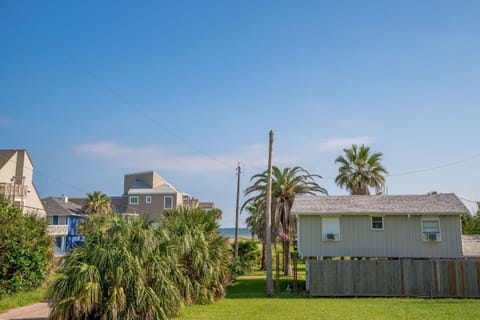 Cast a Waves - Cute Beach Bungalow - Ocean Views - Walk to the Beach Haus in Hitchcock