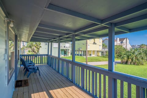 Cast a Waves - Cute Beach Bungalow - Ocean Views - Walk to the Beach Haus in Hitchcock