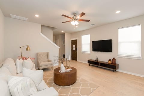 New Modern Home in Leander, Cozy and Close to All! Casa in Leander