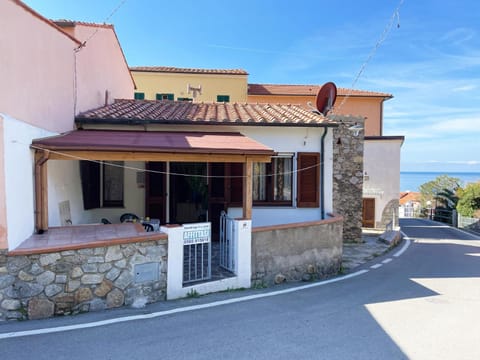 Property building, Summer, View (from property/room), Sea view, Quiet street view, locker