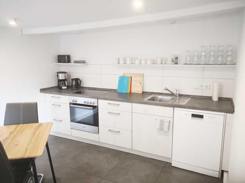 Coffee/tea facilities, Kitchen or kitchenette, Dining area, dishwasher, minibar, pet friendly, stove