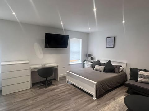 Harrystoke 1 bedroom studio, free parking & Garden Apartment in Bristol