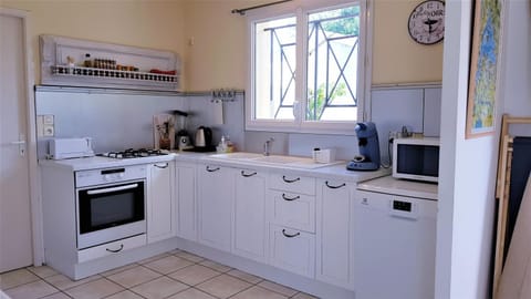 Coffee/tea facilities, dishwasher, minibar, pet friendly, toaster, washing machine, kitchen