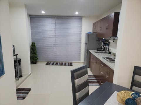 Kitchen or kitchenette, Dining area, minibar, stove