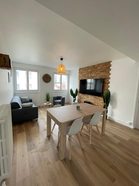 Communal lounge/ TV room, TV and multimedia, Dining area