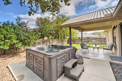 Fredericksburg Home with Hot Tub - 1 Mi to Dtwn House in Fredericksburg