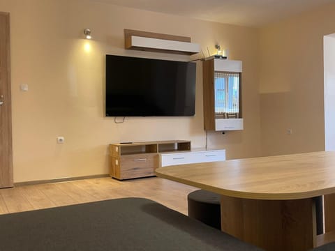 Communal lounge/ TV room, TV and multimedia, Living room, Seating area, Evening entertainment